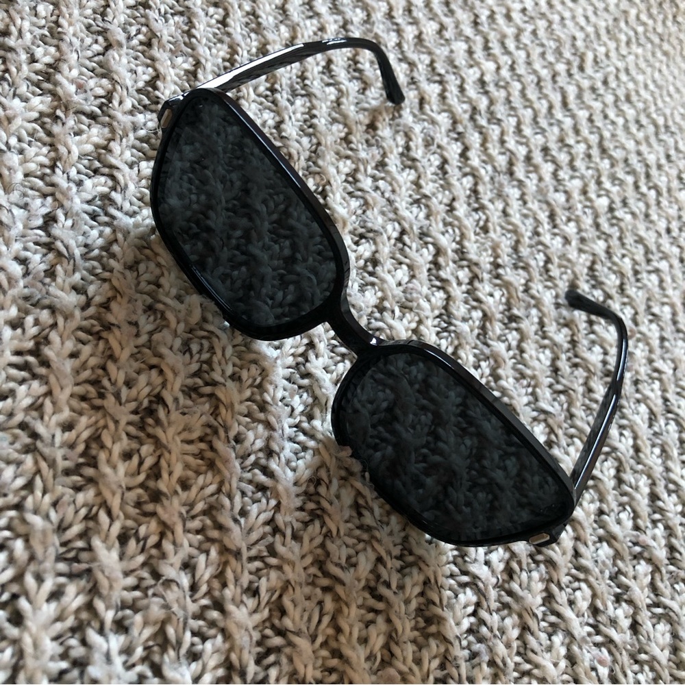 Black frame sunglasses - Picture 3 of 3